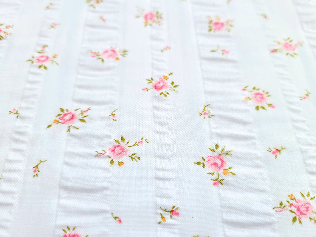 Vintage Fabric - Cotton - Seersucker - Roses - Fabric Remnant - VCR337